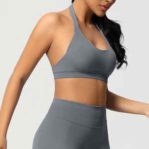 Détail du soutien-gorge de sport dos nu gris et legging taille haute à texture côtelée