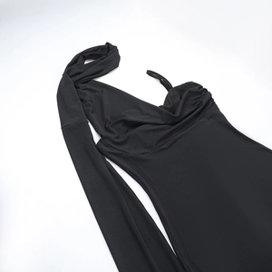 Robe noire moulante à plat avec drapé asymétrique et détails plissés sophistiqués