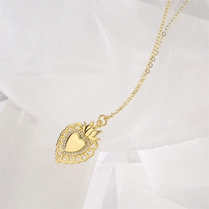 Détail du collier cœur doré évidé avec motif couronne et cristaux scintillants