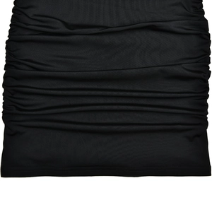 Vue macro montrant la texture froncée détaillée et le tissu en maille noire de la robe