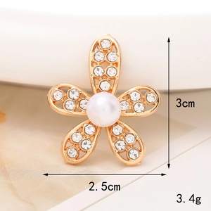 Accesorio de flor dorada de cinco pétalos con perla blanca y strass 3cm x 2,5cm
