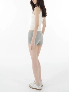 Detailansicht der grauen, eng anliegenden Sportshorts aus Stretchstoff am Modell