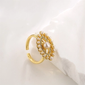Vue détaillée bague ajustable dorée avec perle centrale et grappe de zircons marquise
