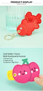 Vue détaillée du porte-clés en cuir PU pour AirTag et cartes motifs poisson et cerise