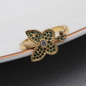Bague dorée ajustable avec fleur à quatre feuilles en zircon vert et papillon
