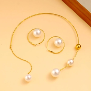 Elegantes goldfarbenes Perlen-Schmuckset mit Choker-Halskette und Creolen-Ohrringen