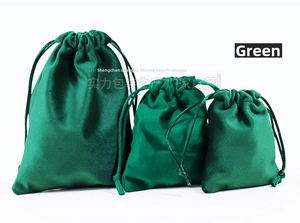 Set di tre sacchetti in velluto verde con coulisse per gioielli in diverse dimensioni