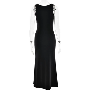 Détail d'une robe longue sans manches noire moulante présentée sur un mannequin transparent