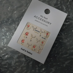 Détail des breloques à ongles perle MJ-085 avec motifs tulipe et cœur sur carte