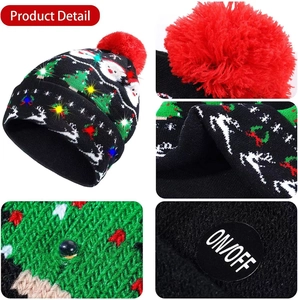 Vue détaillée du bonnet de Noël LED avec motif et bouton d'alimentation caché