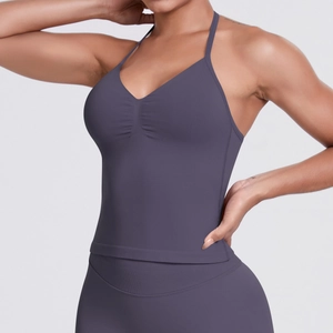 Detail of ribbed waist and V-neckline on mauve seamless fitness yoga set