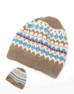 Detail der nordischen Strickmütze mit Schneeflockenmuster und Schleife hinten