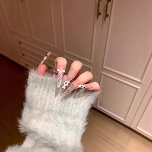 Faux ongles stiletto roses avec motif léopard, paillettes et nœuds blancs 3D