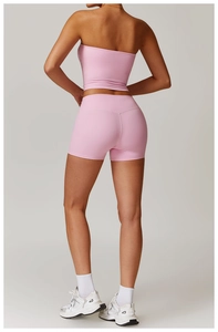 Vue arrière du haut de sport rose sans bretelles et du short de fitness taille haute