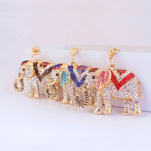 Tre portachiavi a forma di elefante colorati con strass brillanti e base dorata