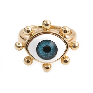 Detailaufnahme eines goldenen Evil Eye Rings mit blau-weißen Zirkonia-Einlagen
