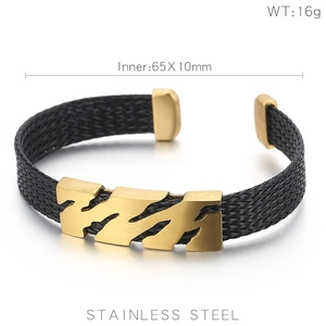 Détail d'un bracelet manchette en acier inoxydable tressé noir 16g avec accents dorés