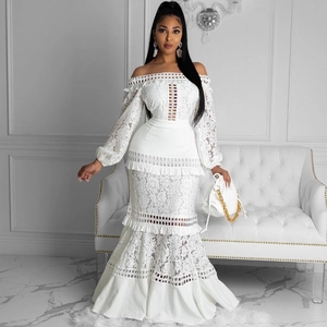 Elegante abito bianco in pizzo con spalle scoperte e gonna a balze per occasioni sociali