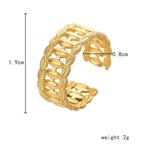 Detailansicht des hohlen vergoldeten Rings mit Maßen 1,9cm Höhe und einem Gewicht von 2g