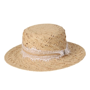 Chapeau de soleil en raphia à bord plat avec dentelle blanche pour les vacances