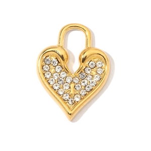 Détail macro du pendentif cœur doré serti de cristaux avec un motif trou de serrure