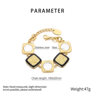 Dettaglio di un bracciale vintage in acciaio inossidabile con quadrati neri e inserti in vetro