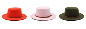 Détail de chapeaux en laine classiques en rouge, rose et vert foncé avec bande en cuir