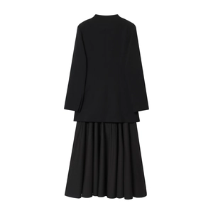 Elegante zwarte lange mouwen geplooide maxi-jurk met reverskraag vanaf de achterkant