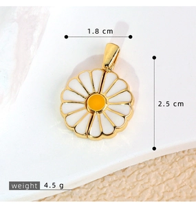 Detailed view of daisy pendant with 1.8cm width and 2.5cm height dimensions