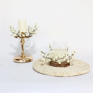 Anneaux de bougie couronne de baies blanches avec support métal et base en bois