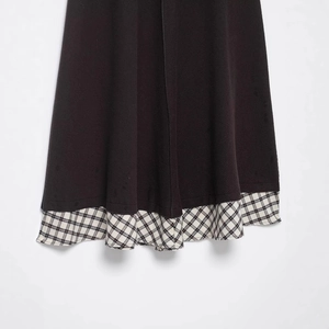 Robe marron foncé pour femme avec tissu sergé et détail d'ourlet à carreaux