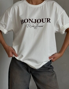 Détail d'un t-shirt blanc en coton avec impression de lettres BONJOUR Mon Amour noires