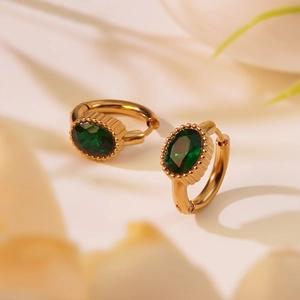 Boucles d'oreilles vintage en or avec zircon émeraude ovale et serti milgrain classique