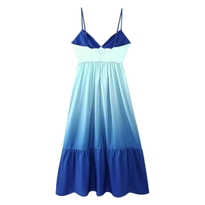 Détail d'une robe maxi dégradée bleue avec ourlet à volants superposés et tissu lisse