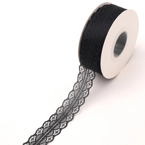 Dettaglio di un rotolo di 25 iarde di nastro in pizzo nero con motivo floreale mesh