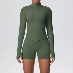 Détails de l'ensemble de yoga vert olive avec veste zippée, passe-pouces et short de sport