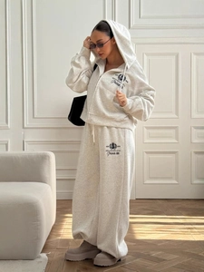 Ensemble deux pièces gris clair pour femme avec sweat à capuche et pantalon large