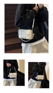 Détail du petit sac blanc tressé avec pendentif étoile et bandoulière chaîne en métal