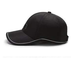 Detailansicht der schwarzen Sportkappe mit Mesh-Struktur, Reflektorstreifen und Stickerei