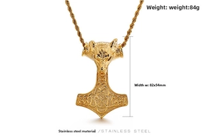 Détail du pendentif tête de loup et marteau de Thor en acier doré avec chaîne corde
