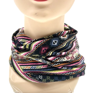 Détail d'un tour de cou polyvalent avec motif géométrique tribal sur un mannequin