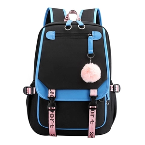 Zaino nero capiente con bordi blu, cinghie rosa e ciondolo portachiavi in peluche morbido