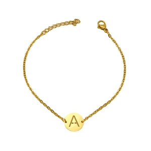 Bracciale in acciaio inossidabile placcato oro 18k con ciondolo a lettera A su sfondo bianco