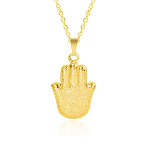 Vue détaillée du pendentif main de Hamsa plaqué or 18 carats avec motifs en spirale