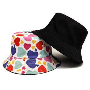Klassische schwarze und bunte Anglerhüte mit Herzmuster für Damen als Sonnenschutz