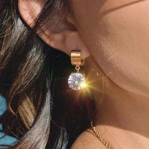 Élégantes boucles d'oreilles créoles dorées avec un grand zircon taille brillant