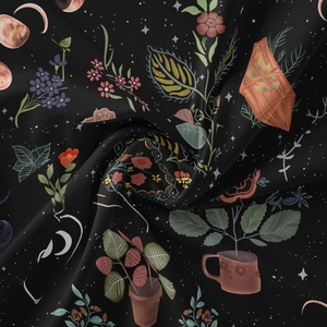 Detail eines Bohème-Wandteppichs mit Mondphasen und botanischen Erdbeermustern