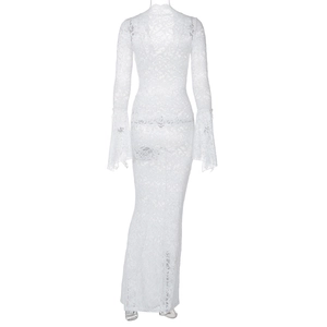 Vue arrière détaillée de la robe longue en dentelle blanche avec manches évasées et coupe slim