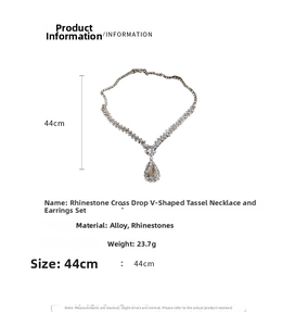 Vue détaillée de l'ensemble de bijoux argentés avec pompon en V et strass goutte d'eau