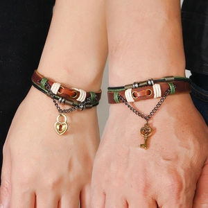 Bracelets de couple en cuir tressé rétro avec pendentifs serrure et clé au poignet